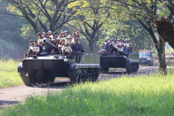 Naik Tank hingga Latihan Ala Marinir, 100 Siswa SMK Ketintang Surabaya Digembleng Pasukan Amfibi TNI