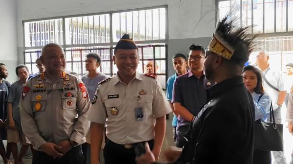 Anggota DPR RI Yan Mandenas Soroti Lapas Sorong Yang Overkapasitas, Satu Kamar Diisi 20 Orang