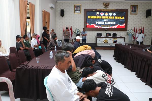 Ditangkap Hendak Tawuran, Remaja di Kebumen Menangis dan Bersujud Minta Maaf kepada Orang Tua