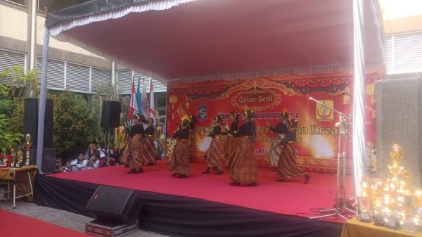 Bikin Bangga Orang Tua, Ratusan Siswa SDN Warugunung 1 Surabaya Unjuk Bakat di Panggung Seni