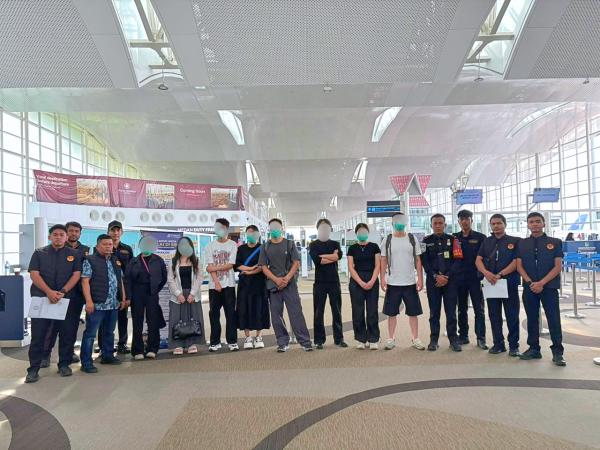 Jadi Fotografer hingga MUA Ilegal di Medan, 8 WNA Tiongkok Dideportasi