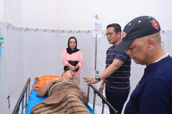 Polisi di Barru Ditabrak Mobil Saat Atur Lalu Lintas Evakuasi Pohon Tumbang