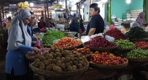 Harga Cabai Rawit Merah Tembus Rp80 Ribu per Kilogram, Pembeli di Purwakarta Mulai Kurangi Belanja