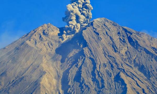 Aktivitas Gunung Semeru Meningkat, Tercatat 18 Kali Letusan dalam Enam Jam
