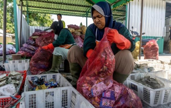 Surabaya Jadi Percontohan Nasional Program Indonesia-UEA, Fokus Cegah Sampah Plastik Masuk Laut