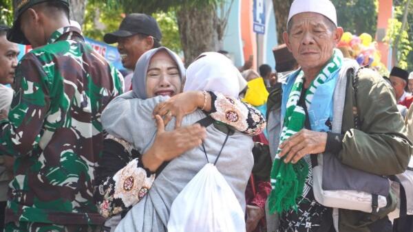 Tangis Keluarga Pecah, Suasana Haru Warnai Kepulangan Jemaah Haji Bojonegoro