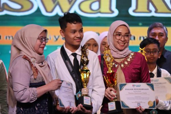 Peraih Medali Perak OSN Jadi Sorotan di Tengah Harunya Pelepasan Ratusan Siswa SD
