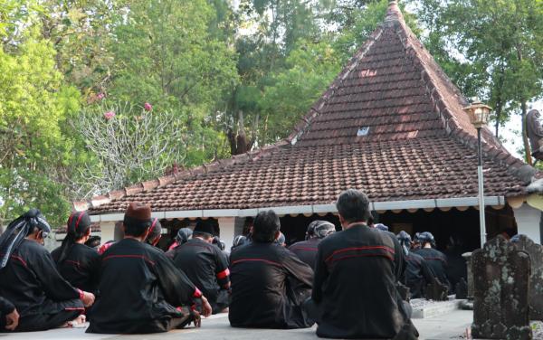 Tradisi Jelang 1 Suro, Plt Bupati Bersama Warga Ziarah Makam Pendiri Ponorogo