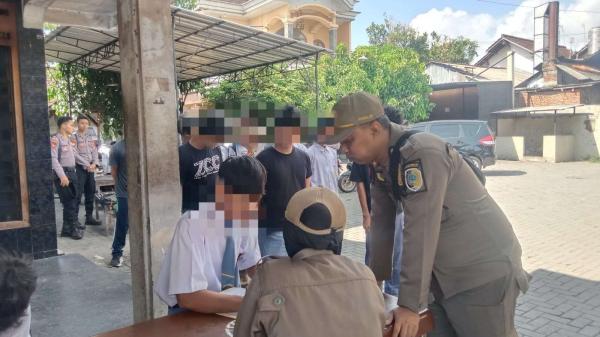 Petugas Gabungan Razia Pelajar Bolos Sekolah, 47 Siswa Terjaring di Warung Kopi