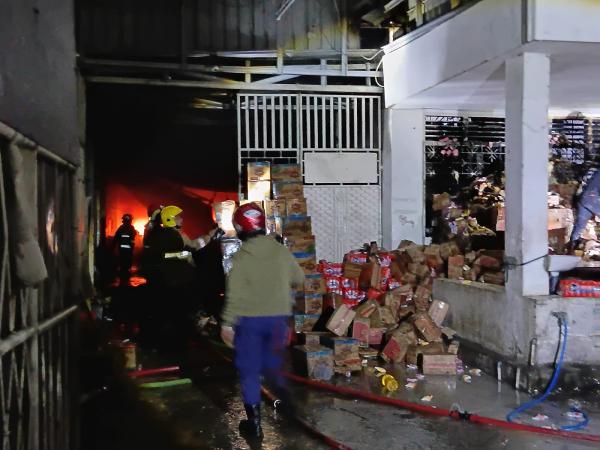 Gudang Tumpukan Kertas di Kediri Ludes Terbakar Tengah Malam, Diduga Korsleting Listrik
