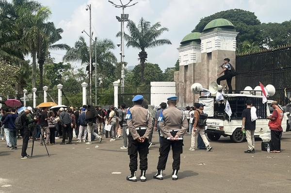 Demo di Depan DPR Menggema, Massa Desak Pemerintah Penuhi 5 Tuntutan Ini