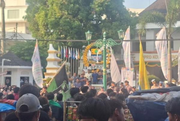 Ratusan Mahasiswa Cirebon Turun ke Jalan, Gaungkan Aksi Indonesia Bangkrut