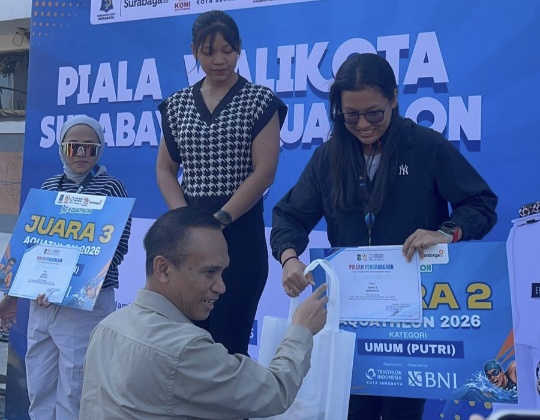 Saingi Atlet Profesional, Polwan Ditpolairud Polda Jatim Raih Medali di Aquathlon Piala Wali Kota
