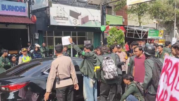 Demo Tolak Kenaikan Harga BBM, Mahasiswa Blokade Akses Jalan di Depan Kantor Pertamina RJBT