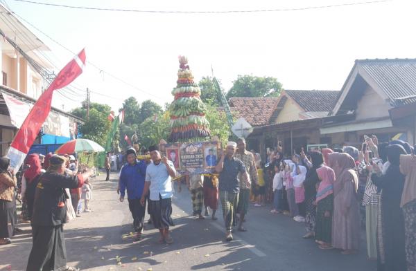 Merawat Budaya Lewat Kadisah, Warga Krejengan Arak Gunungan Hasil Bumi sebagai Wujud Syukur