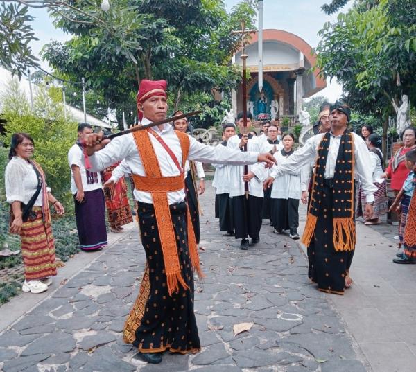 Gereja Santo Andreas Sukaraja Gelar Misa Inkulturasi NTT, Perkuat Iman dan Lestarikan Budaya Flobamo