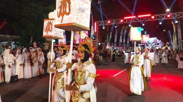 Sambut Tahun Baru Hijriah, Ribuan Peserta Ikuti Pawai Lampion di Lamongan