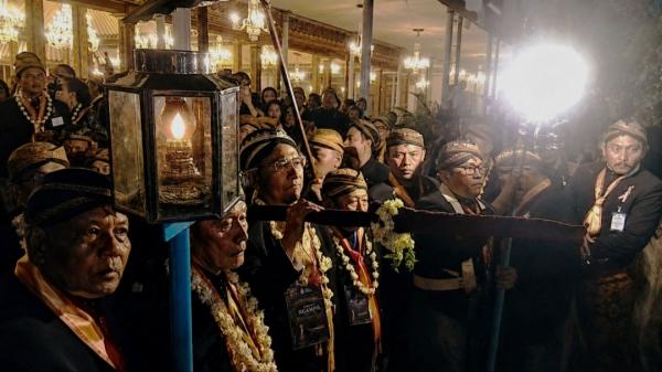 Apresiasi Keraton untuk Wong Solo, di Tengah Sakralnya Kirab Pusaka Malam 1 Suro