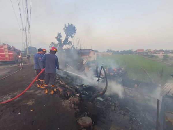 Kios Tambal Ban di Arteri Porong Sidoarjo Ludes Terbakar Termasuk Motor, Pemilik Rugi Rp 300 Juta