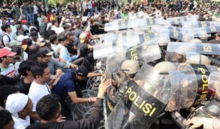 Eksekusi Hotel Sultan Ricuh: 27 Aparat TNI-Polri Terluka Dilempar Batu, 69 Orang Ditangkap