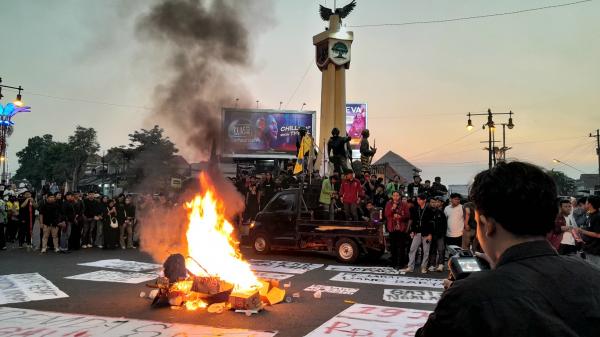 Bakar Keranda Hitam, Ratusan Mahasiswa Unjuk Rasa di Tugu Kartasura