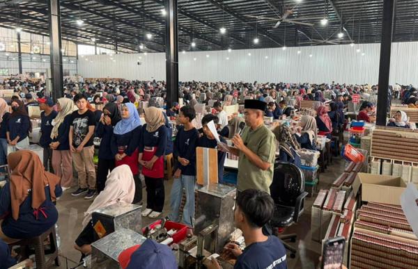 Bos Idaman! Pemilik Pabrik Rokok HS Guyur 150 Buruh dengan Hadiah Umrah Gratis