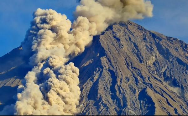 Gunung Semeru Erupsi Hari Ini, Awan Panas Guguran Meluncur 4,5 Kilometer ke Besuk Kobokan