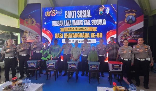 Polresta Sidoarjo Bagikan 500 Paket Sembako untuk Warga Kurang Mampu dan Ojol