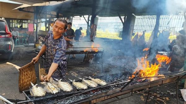 Kuliner Legendaris Indramayu, Bandeng Bakar Tanpa Duri RM Nunung Selalu Ramai Pembeli