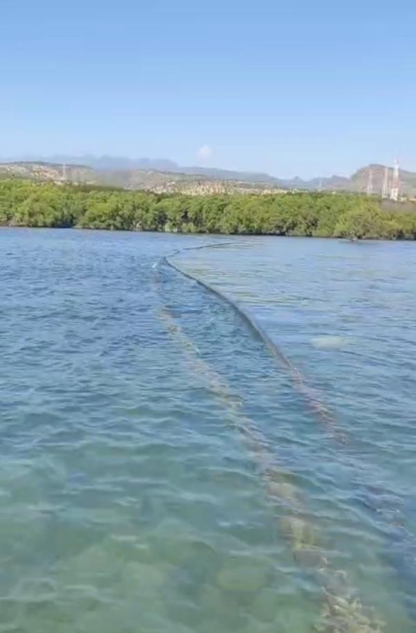 Pipa Raksasa Milik Perusahaan Membentang ke Tengah Laut Situbondo, Picu Kekhawatiran Limbah
