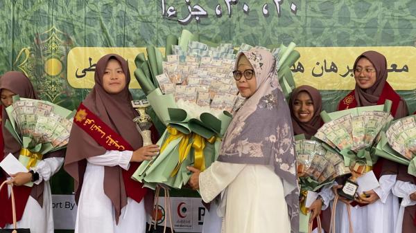 Hanya 1,5 Tahun Hafal 30 Juz, Quaneisha Bilqis Jadi Wisudawan Terbaik Tahfiz Al Burhan Semarang