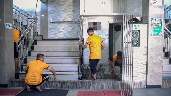 Ditlantas Polda Jatim Berbaur dengan Warga, Bersihkan TPS dan Tempat Ibadah