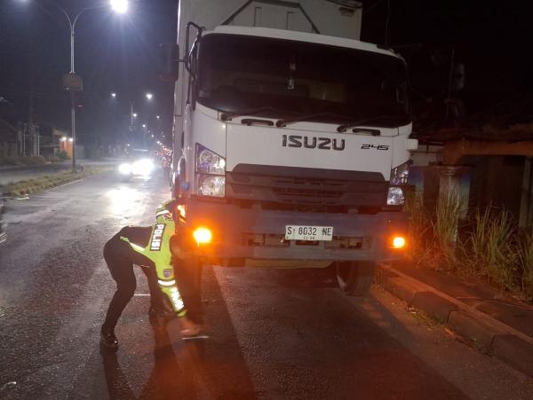 Detik-Detik Pemotor Bangkalan Terjatuh dan Tewas Terlindas Truk, Diduga Hilang Kendali Saat Menyalip