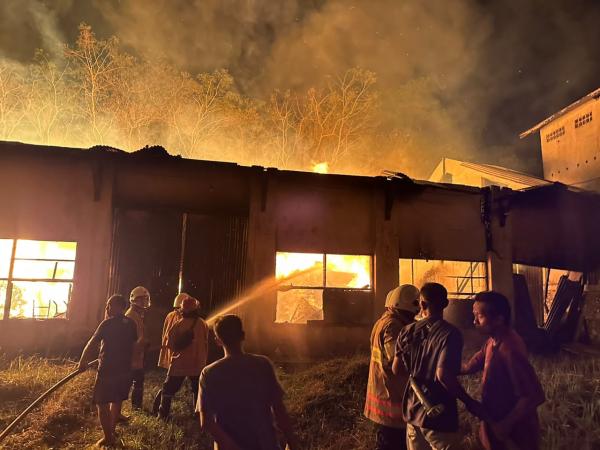 Kobaran Api Meluluhlantakkan Gudang Penyimpanan Alas Tembakau, 11 Mobil Damkar Dikerahkan