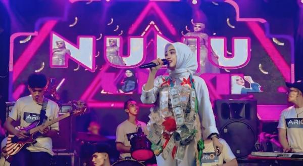Dari Cover Lagu ke Panggung Sosial, Perjuangan Nunu Unyil Menghidupi Keluarga Lewat Musik