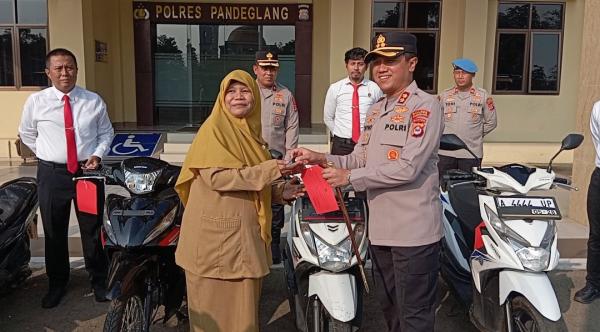 Polres Pandeglang Kembalikan 5 Motor Hasil Curian kepada Pemilik