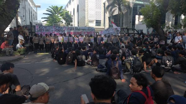 Demo Tak Ditemui Ketua DPRD Sumut, Ini Reaksi Mahasiswa Universitas HKBP Nommensen