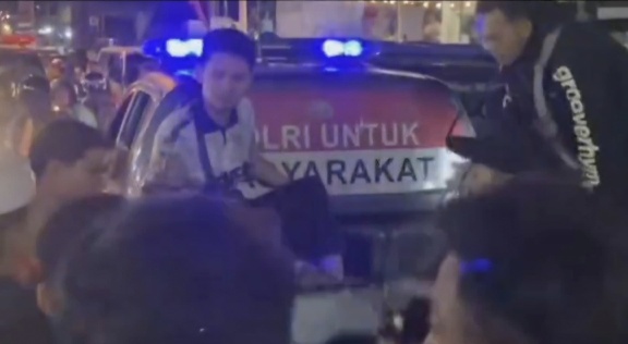 Maling Motor Bersenjata Tajam Bonyok Digebuk Massa, Satu Pelaku Dicokok Usai Tusuk Warga