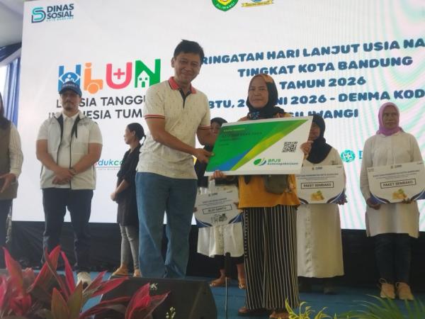 Nasib Pekerja Usia Senja di Bandung: Berjuang di Sektor Informal hingga Perlunya Jaring Pengaman