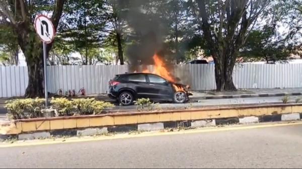 Minibus Terbakar di Tengah Kota Pangkalpinang, Kerugian Capai Ratusan Juta