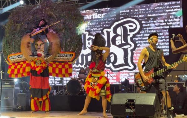 Keren! Band Rock Anak Muda Kolaborasi Reog Ponorogo Viral, Inspirasi Sang Ibu