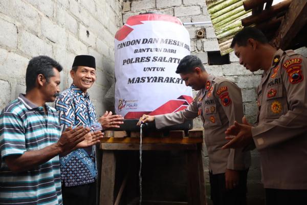 Dampak Kemarau, Polres Salatiga Salurkan Air Bersih untuk Warga Randuares