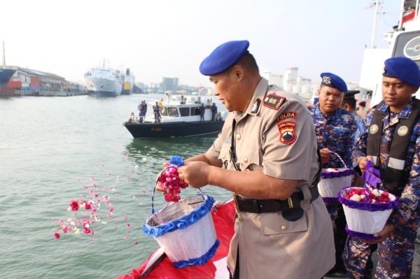 Jelang Hari Bhayangkara ke-80, Polda Jateng Tabur Bunga di Perairan Pelabuhan Tanjung Emas