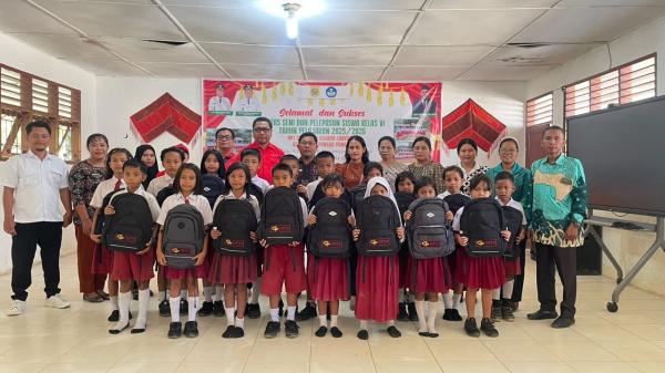 132 Siswa Berprestasi di Dairi Terima Tas Sekolah, Jadi Penyemangat Raih Cita-cita