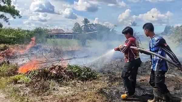 Tim Dalkarhutla Dishut Kalteng Berhasil Padamkan  0,18 Hektare lahan yang terbakar di Palangka Raya