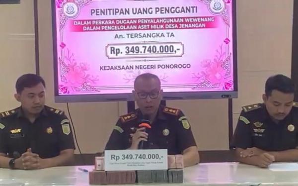 Tersangka Korupsi Aset Desa Kembalikan Kerugian Negara Rp349 Juta ke Kejari Ponorogo