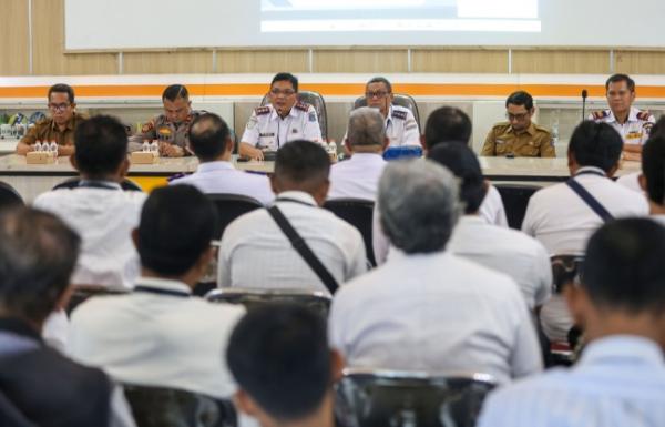 Tak Lagi Sekadar Atur Kendaraan, Juru Parkir Surabaya Dibekali Keahlian dan Sertifikat