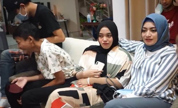 Nathalie Holscher Temani Anak Anak Sule Fitting Baju Rizky Febian Buat Nanti Didoakan Nathalie Holscher Temani Anak Anak Sule Fitting Baju Rizky Febian Buat Nanti Didoakan