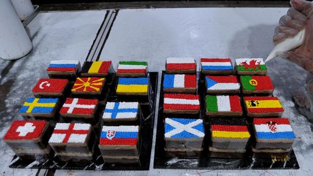 Membuat Kue Cokelat Dengan Gambar Bendera Peserta Euro 2020