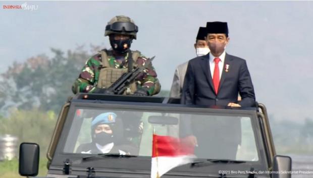 Jokowi Tegaskan Komcad Harus Digunakan Untuk Kepentingan Pertahanan Ri<script async src=